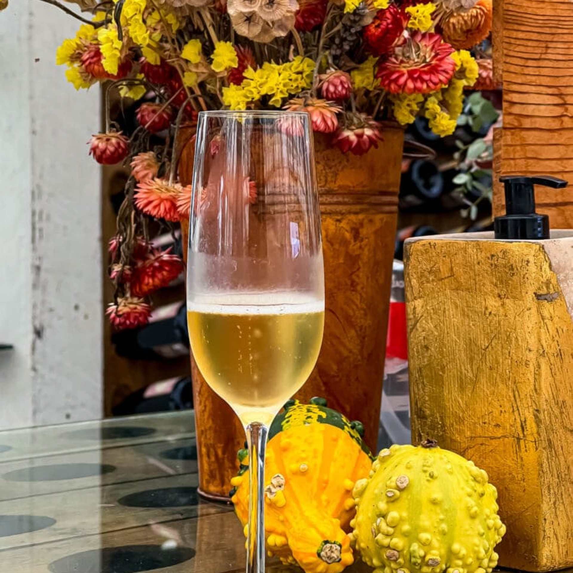 picture of mead in a champagne flute at heidrun meadery